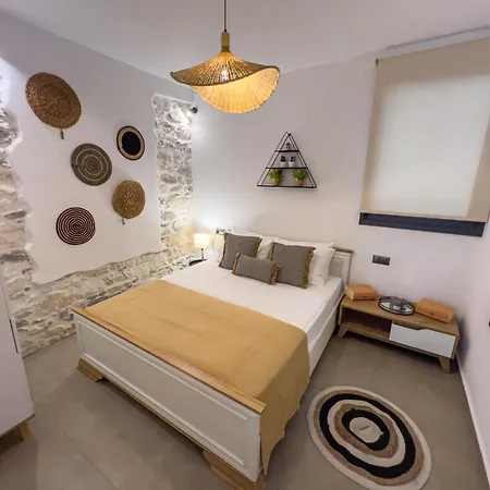 Domus F Apartment *