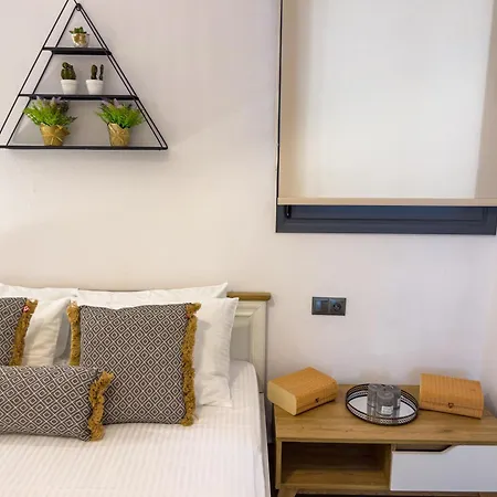 Domus F Apartment *